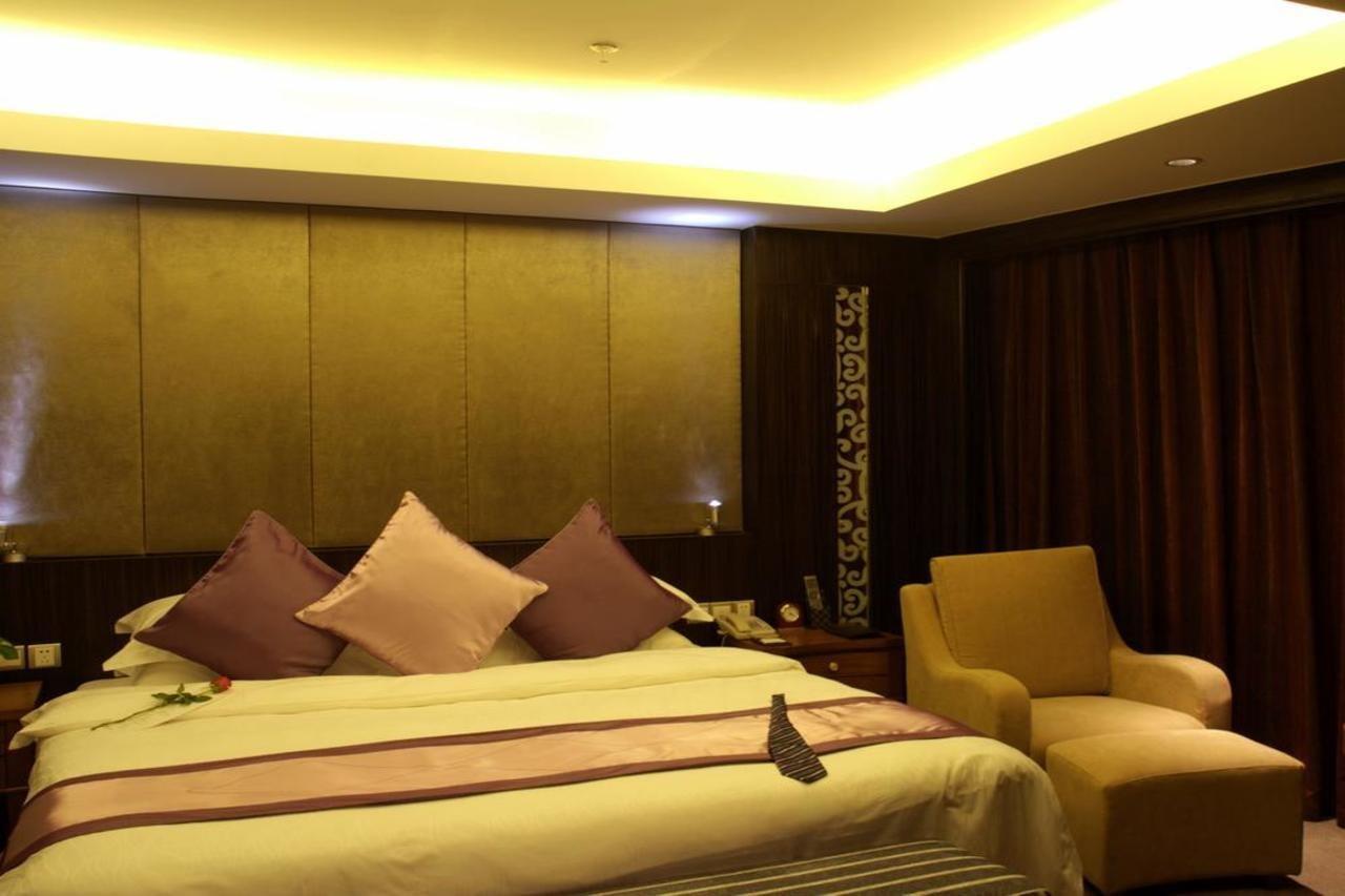 Green Land Hotel Kunming Bagian luar foto