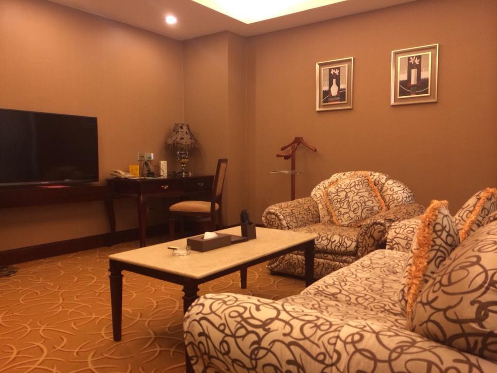 Green Land Hotel Kunming Bagian luar foto