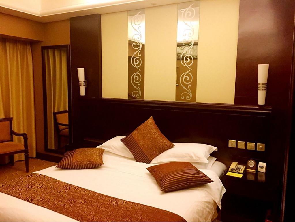 Green Land Hotel Kunming Bagian luar foto