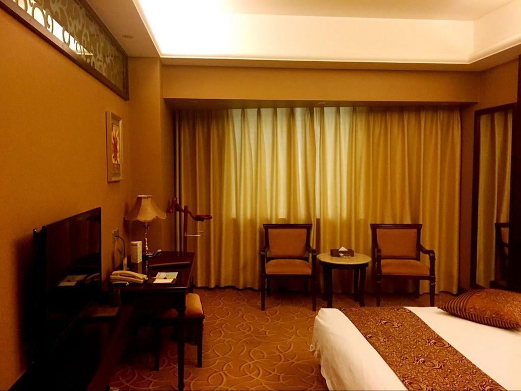 Green Land Hotel Kunming Bagian luar foto