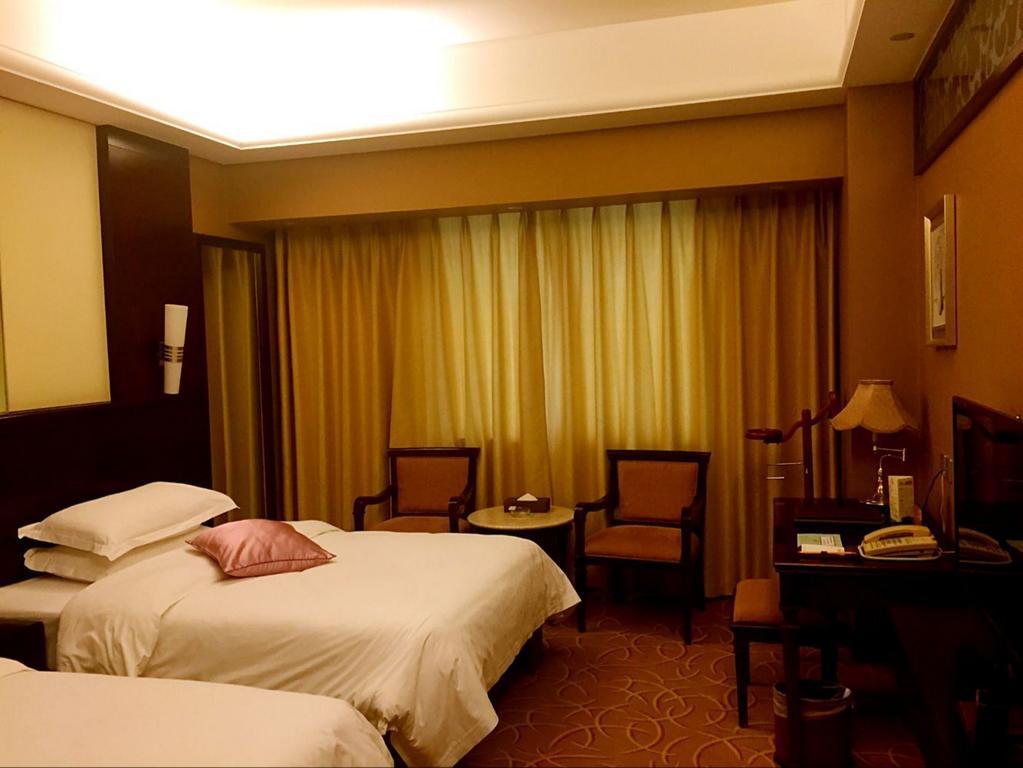 Green Land Hotel Kunming Bagian luar foto